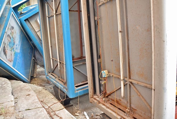 Chúng đều nằm trong tình trạng phơi mưa nắng, hoen gỉ.