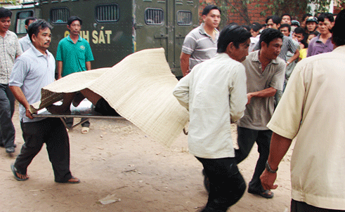 Me va con trai 2 thang tuoi tu vong duoi gieng nuoc hinh anh