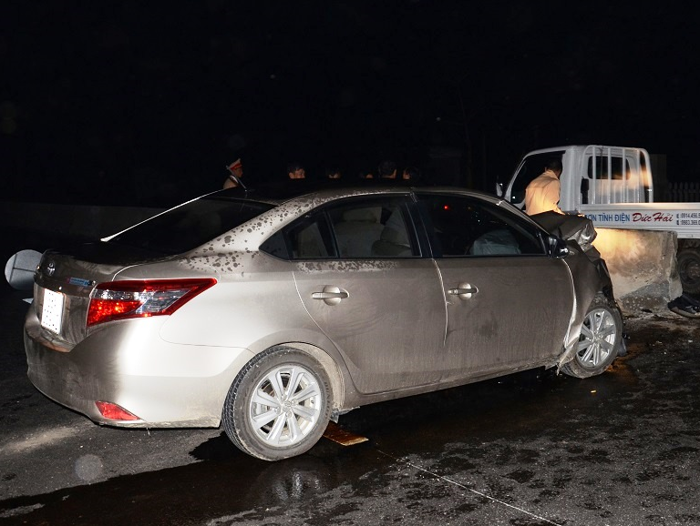 Ca gia dinh nguy kich sau cu dam xe vao dai phan cach hinh anh