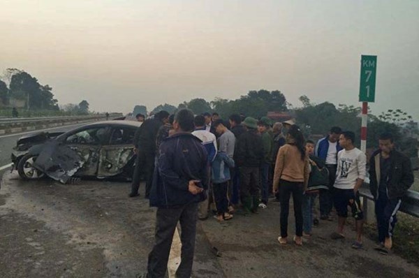 Oto no lop, vang vao rao chan cao toc Noi Bai – Lao Cai hinh anh