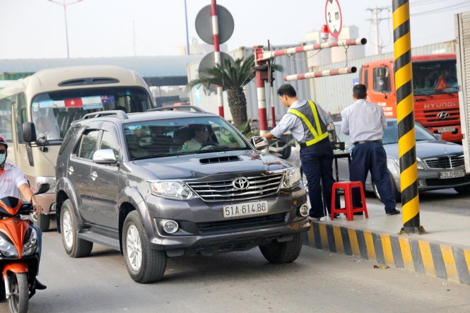 Theo nhiều tài xế xe tải, vụ kẹt xe bắt nguồn từ ngã tư MK (quận 9) khi một số xe container không vào được cảng và phải xếp hàng chờ, lấn ra xa lộ Hà Nội khiến xe trên đường không thể chạy được.