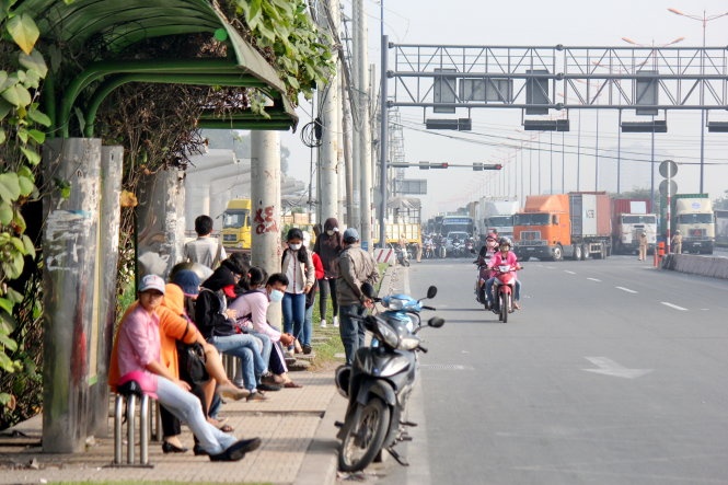 Dù hàng chục cảnh sát giao thông đã tích cực phân làn nhưng tình trạng kẹt xe vẫn không giảm. Các trạm xe buýt trên xa lộ Hà Nội cũng đông nghẹt khách chờ đi xe. Nhưng hầu hết đều không thể chờ được xe và phần lớn trong số họ phải đi xe ôm. Trong ảnh là khách mòn mỏi chờ xe buýt trên xa lộ Hà Nội