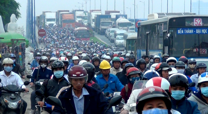 Xa lo Ha Noi ket xe 9 tieng dong ho hinh anh