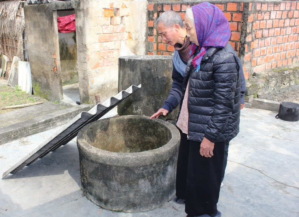 Thi the me om chat con duoi day gieng sau hinh anh