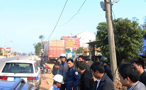 Tai xe dua gan chuc nguoi den 'vay' thanh tra giao thong hinh anh