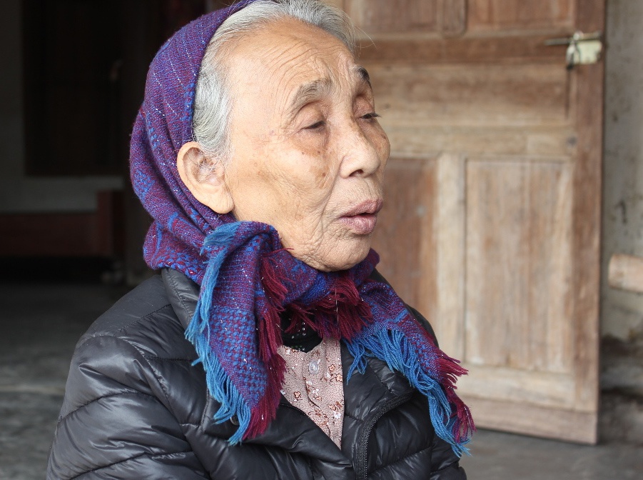 Bà Thắng thẫn thờ sau cái chết bất ngờ của con gái và đứa cháu ngoại.