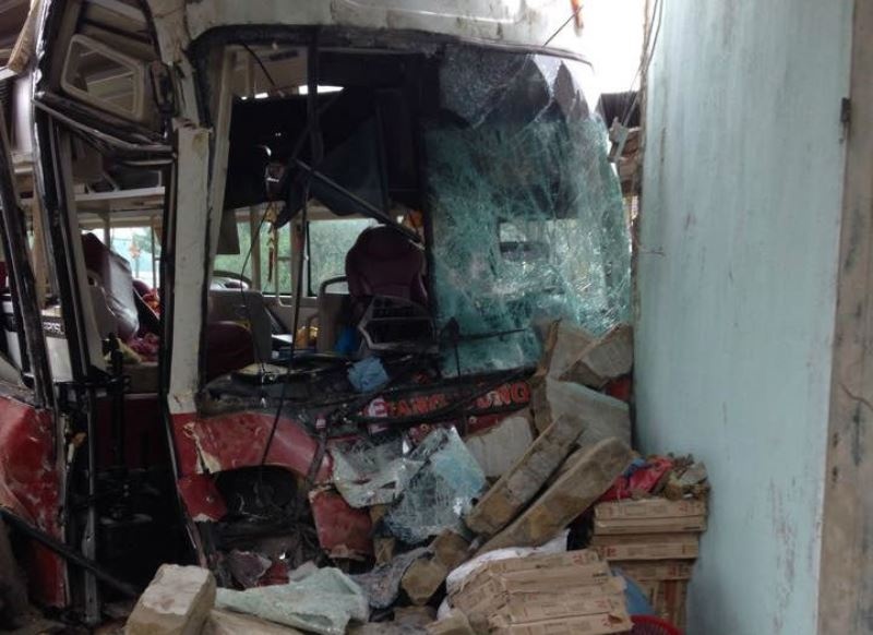 Lai, phu xe giuong nam ket cung trong cabin sau tai nan hinh anh