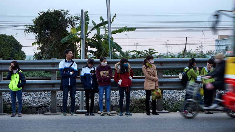 Trong khi các cơ quan chức năng chưa có giải pháp khắc phục những bến buýt kiểu này, hành khách đi tuyến buýt Giáp Bát - Cầu Giẽ vẫn phải đánh cược mạng sống mỗi khi phải đợi xe ở những bến buýt