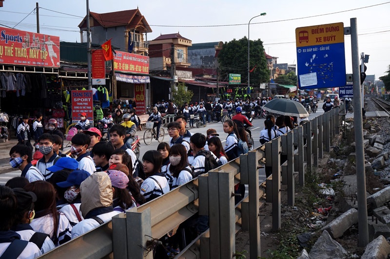 Tuyến xe buýt Giáp Bát - Cầu Giẽ dài 35 km chạy qua 2 huyện Thường Tín, Phú Xuyên (Hà Nội). Đoạn từ Thường Tín đến Cầu Giẽ có 17 điểm dừng xe buýt thì 13 điểm hành khách đợi xe phải đứng dưới lòng đường áp sát vào rào chắn đường sắt (tuyến đường sắt Bắc - Nam) để tránh dòng xe cộ lúc nào cũng tấp nập.