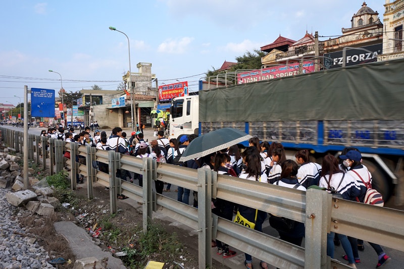 Tai nạn giao thông có thể xảy ra bất cứ lúc nào với những hành khách đợi xe ở những bến buýt này. Đặc biệt, tại điểm dừng trước cổng trường THPT Phú Xuyên A, ở bến buýt này cứ vào giờ tan học, hàng mấy chục học sinh chen chúc đợi xe buýt dưới lòng đường cản trở giao thông rất nguy hiểm.