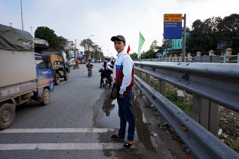 Cũng như hầu hết các bến buýt hướng Thường Tín đi Cầu Giẽ, bến buýt nằm trên phố Guột, xã Phúc Tiến, Thường Tín cũng không có nhà chờ mà khách đợi xe phải đứng dưới lòng quốc lộ.