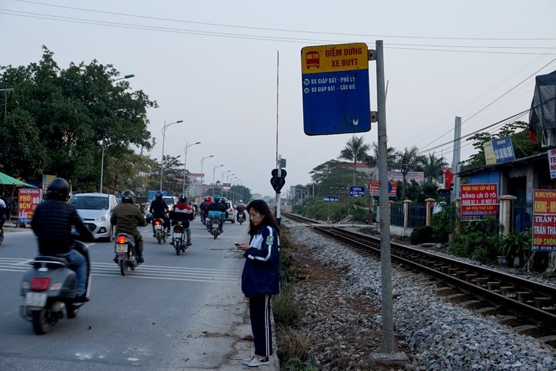 Do tuyến đường quốc lộ 1A nằm song song, sát cạnh với tuyến đường sắt Bắc - Nam nên hầu hết những điểm đón, trả khách xe buýt không còn đất để xây nhà chờ.