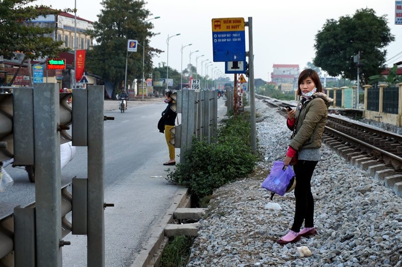 Hành khách chờ xe tại bến buýt thuộc địa phận xã Quất Động, Thường Tín không đứng dưới lòng đường thì