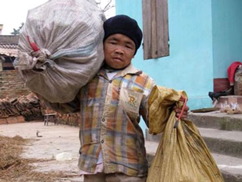 Chu lun nhat rac kiem tien mua thuoc cho bo hinh anh