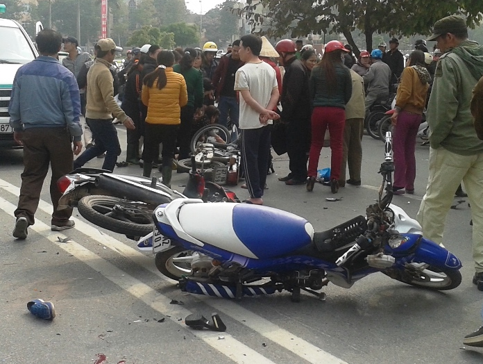 Tron chot CSGT, doi nam nu 9X chan thuong nang hinh anh