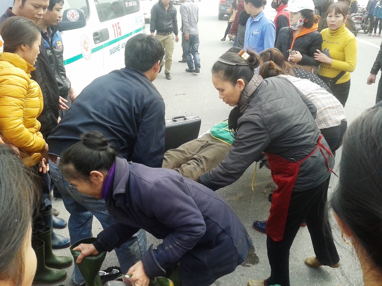 Nạn nhân được đưa đi cấp cứu tại bệnh viện trong tình trạng nguy kịch.
