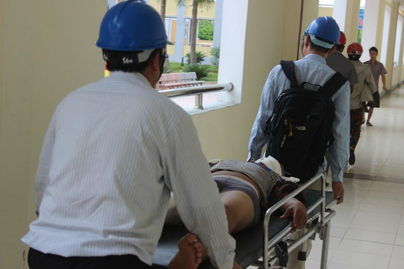 Nam cong nhan bi cau thang bang chuyen de chet hinh anh