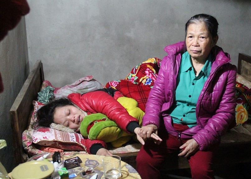 Mẹ cháu bé khóc ngất khi nghe tin con mình tử vong.