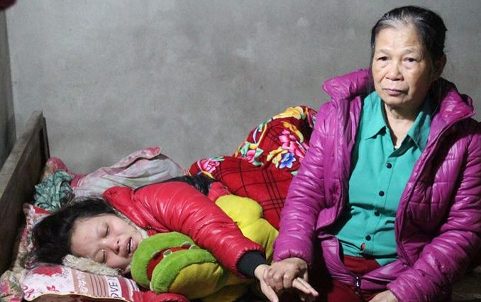 Be hon 2 tuoi tu vong bat thuong sau bua an trua o truong hinh anh