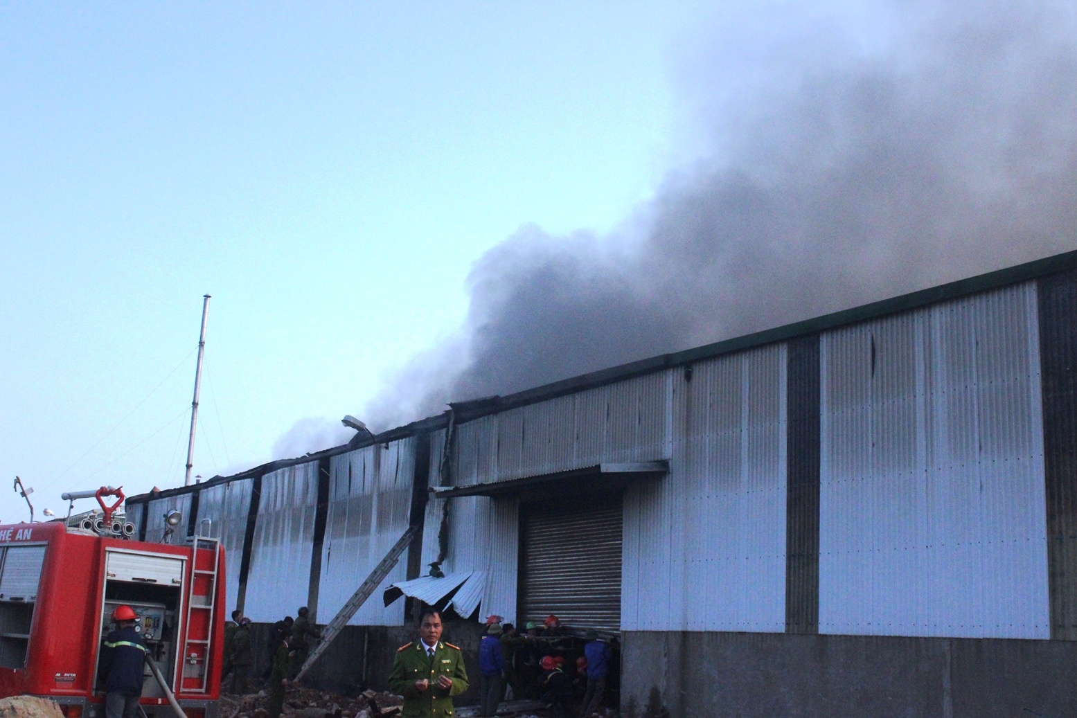 Vụ cháy xảy ra vào khoảng 15h20,  tại công ty Thanh Sơn (liên doanh Việt Nam với Ấn Độ), thiêu rụi toàn bộ tài sản trong nhà xưởng rộng khoảng 1000m2, rất may không có thiệt hại về người. 