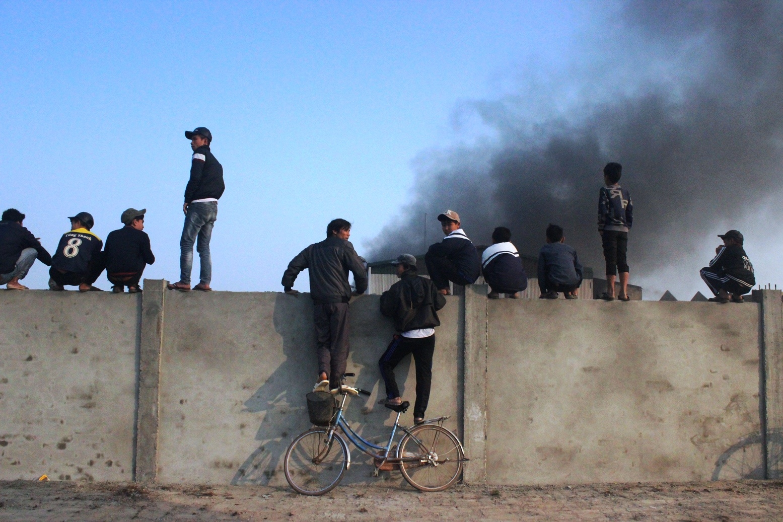 Thời điểm trên, nhiều người dân thấy đám khói bốc cao từ nhà xưởng của công ty. Tiếp đó là tiếng hô hoán, một số công nhân đang lắp máy, hàn xì trong nhà xưởng vội chạy ra ngoài thoát thân.