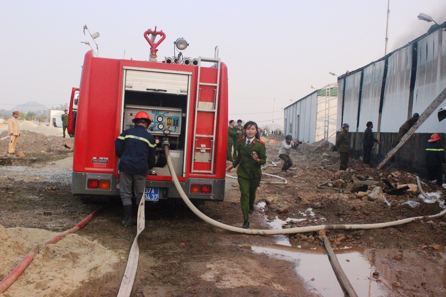 Nhận tin báo, lực lượng Phòng cháy chữa cháy tỉnh Nghệ An điều 2 đội với 80 chiến sĩ, 7 xe chữa cháy đến hiện trường phối hợp cùng hàng chục công an huyện Nghi Lộc tham gia dập lửa. Do khu nhà xưởng đóng kín, chứa nhiều máy móc, thiết bị gỗ ép và một ít nguyên liệu nên việc dập lửa gặp rất nhiều khó khăn. 
