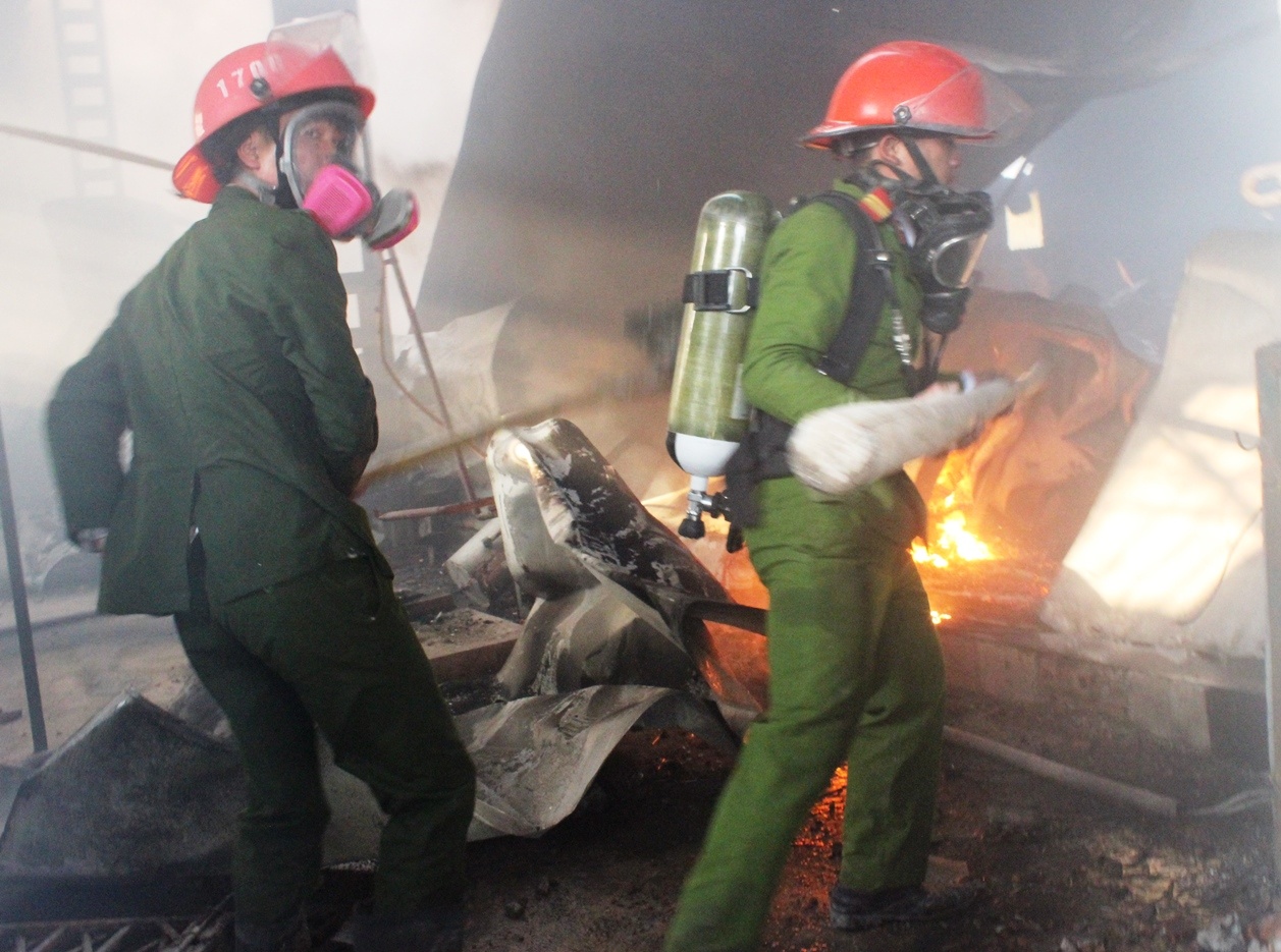 Ngay khi có mặt, lực lượng cứu hỏa phải dùng búa phá cửa đưa vòi vào trong phun nước. Ở bên ngoài, vòi rồng phun nước lên nóc nhà xưởng điểm phát ra đám cháy.