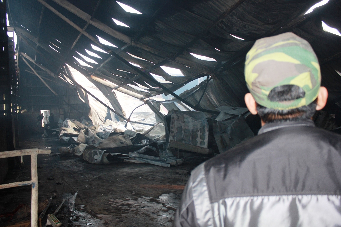 Đại diện sở cảnh sát PCCC cho biết, nguyên nhân ban đầu được xác định là do một số thợ trong lúc đang hàn trên mái nhà xưởng vô ý để rơi tàn xuống bắt lửa vào các vật dụng dễ cháy. 