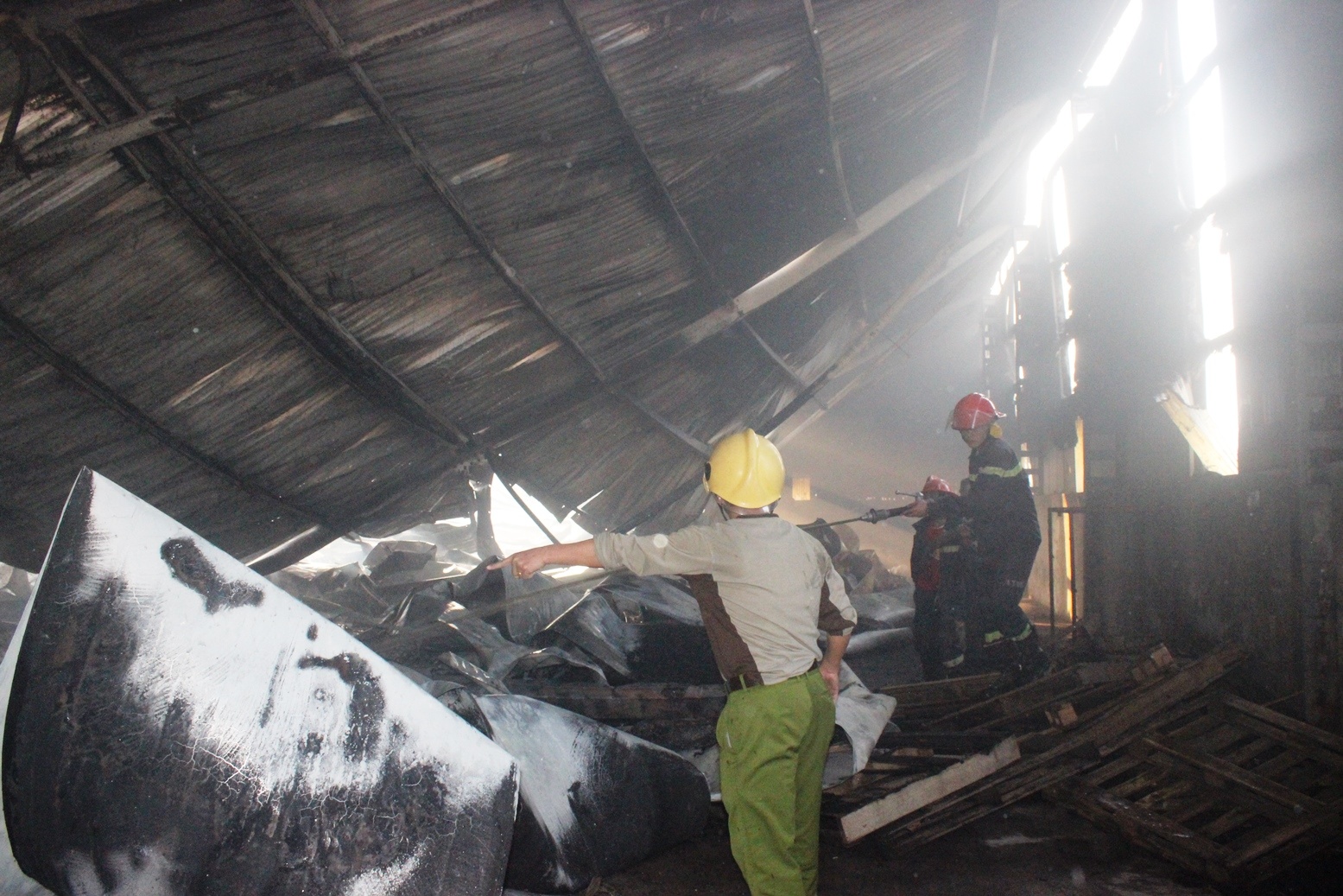 Sau khoảng 2 giờ, ngọn lửa cơ bản được khống chế. Tuy nhiên ngọn lửa cũng đã kịp thiêu rụi hầu như toàn bộ vật dụng, nguyên liệu bên trong nhà kho. May mắn không có thiệt hại về người. 