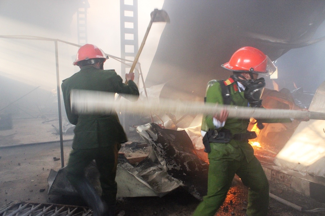 80 chien si canh sat dap lua nha xuong che bien go hinh anh