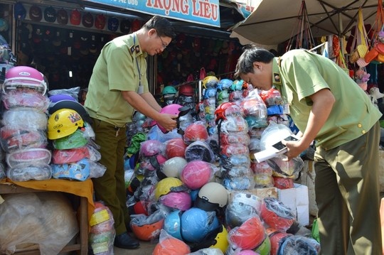Hoi cho xuan ban mu bao hiem gia hieu Non Son hinh anh