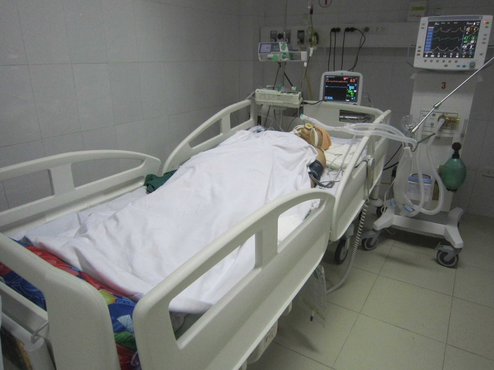 Nạn nhân Nhung sau khi mổ cấp cứu hiện đang theo dõi đặc biệt tai khoa hồi sức Ngoại của Bệnh viện đa khoa tỉnh Nghệ An.