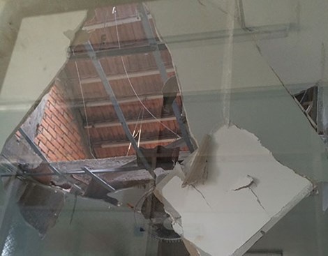 Tru so uy ban sap, can bo phai di doi khan cap hinh anh