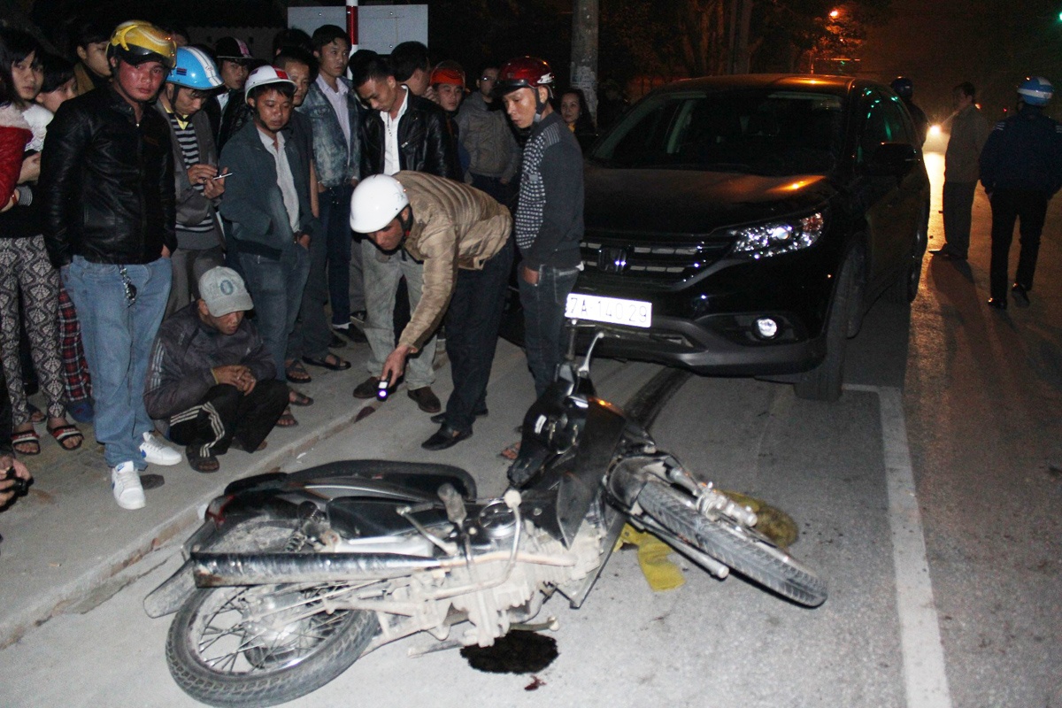 Co giao 9X bi keo le hon nua km duoi gam oto hinh anh