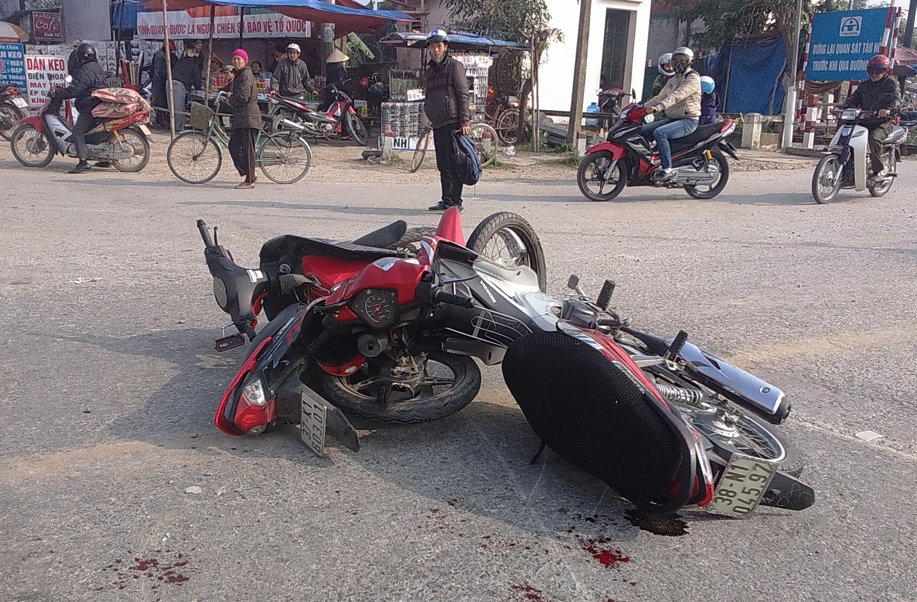 Hai xe dính chặt nhau sau cú đâm đối đầu khiến 4 thanh niên nguy kịch.