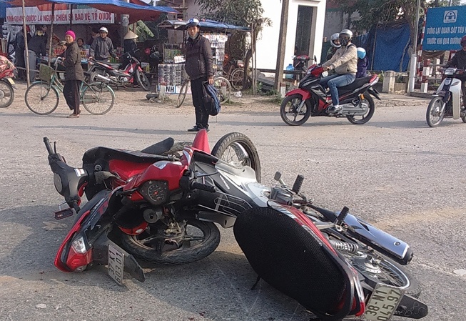 4 thanh nien nguy kich sau cu tong xe doi dau hinh anh