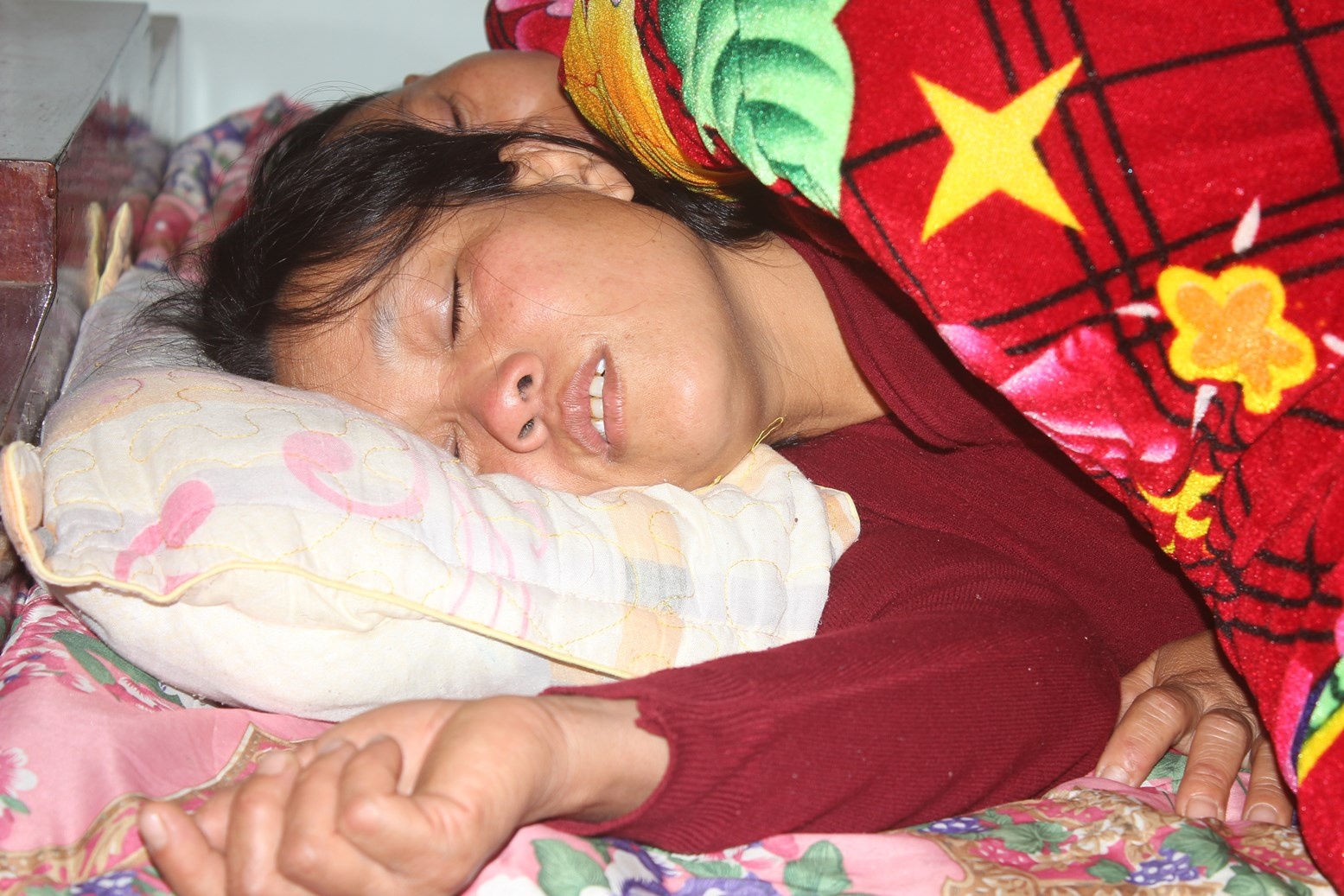 Chị Cẩm, vợ anh Sơn ngất lịm khi hay tin chồng và người thân gặp nạn.