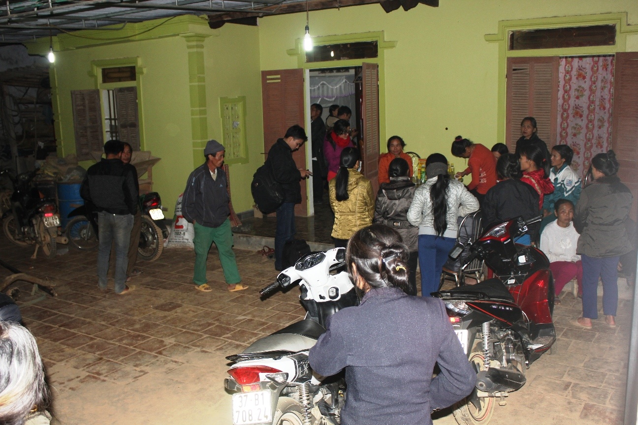 Người dân tập trung tại nhà ông Quảng đêm 24/1 để chuẩn bị lo hậu sự cho các nạn nhân.