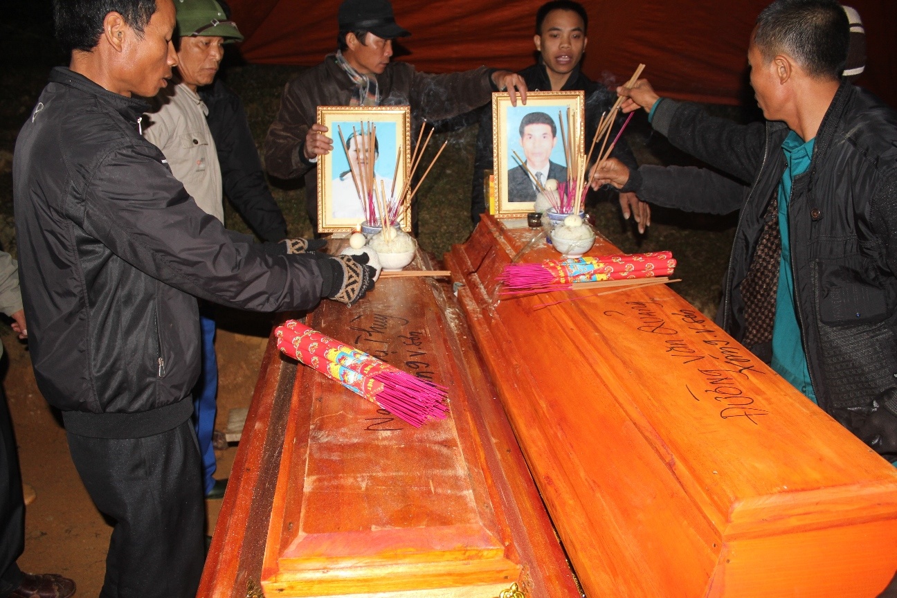 nhafHai chiếc quan tài của vợ chồng ông Quảng, bà Thùy đặt ngay ngắn bên nhau.