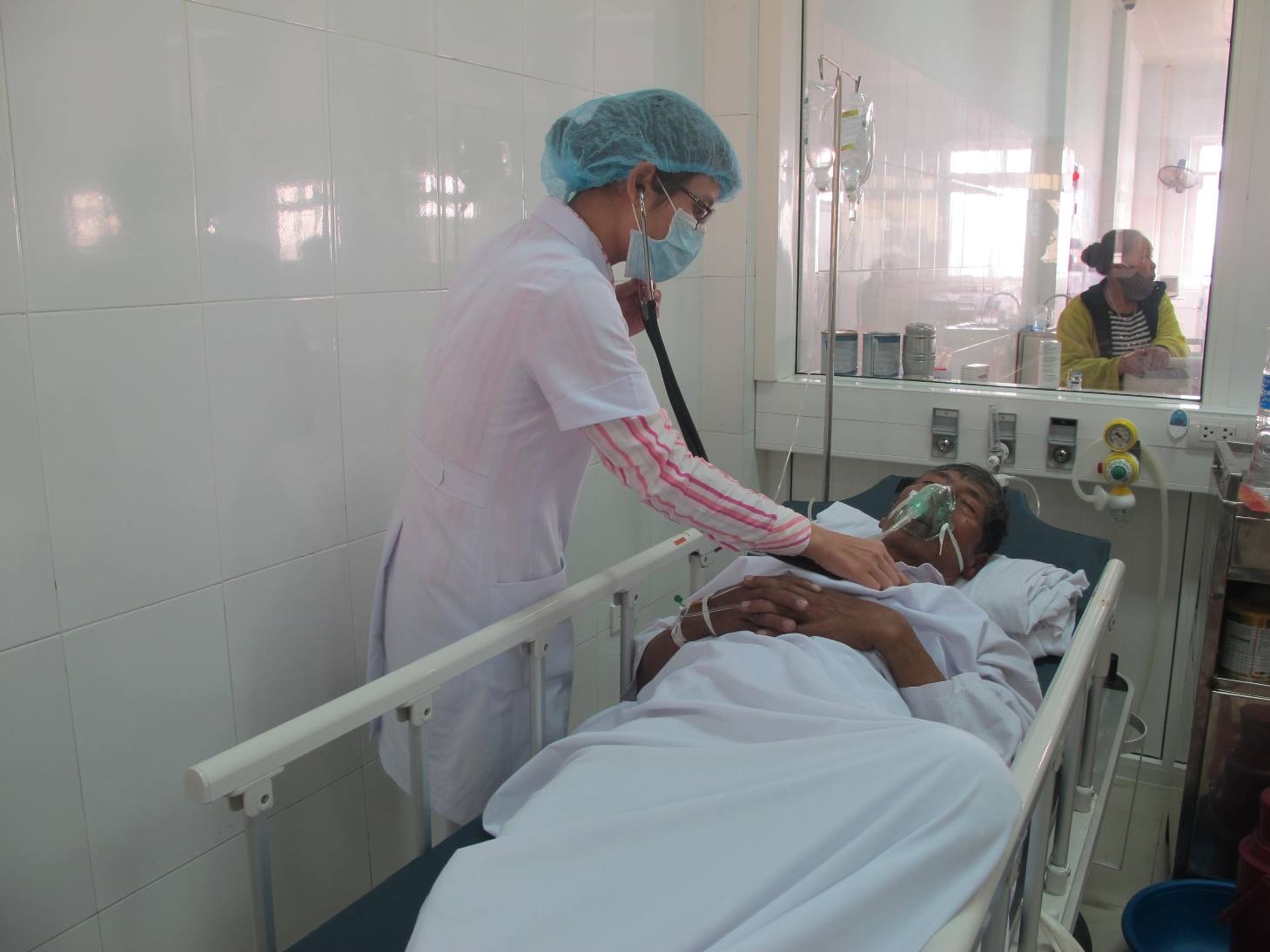 Ông Tứ bị nặng nhất hiện vẫn đang phải thở máy. Các y tá đang thăm khám cho bệnh nhân này.