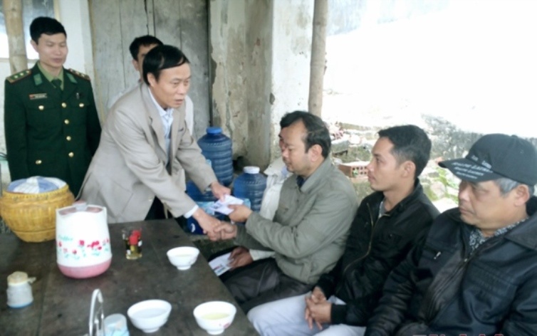 Cuu song 6 nguoi tren sa lan chim giua bien hinh anh