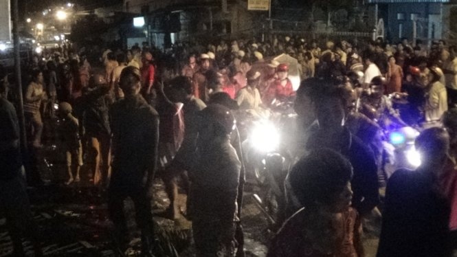 Xe tai 'can quet' 7 ngoi nha, it nhat 1 nguoi chet hinh anh