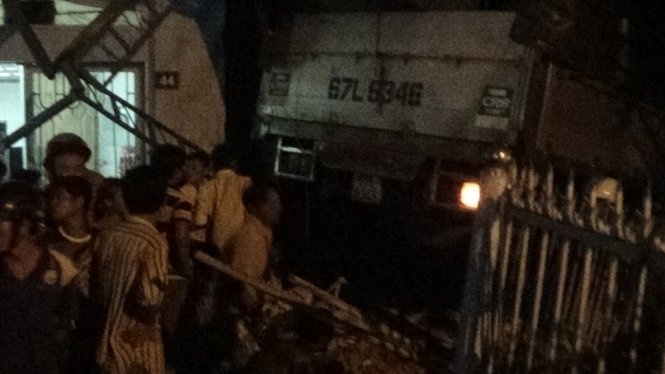 Chiếc xe nằm trọn trong nhà dân.