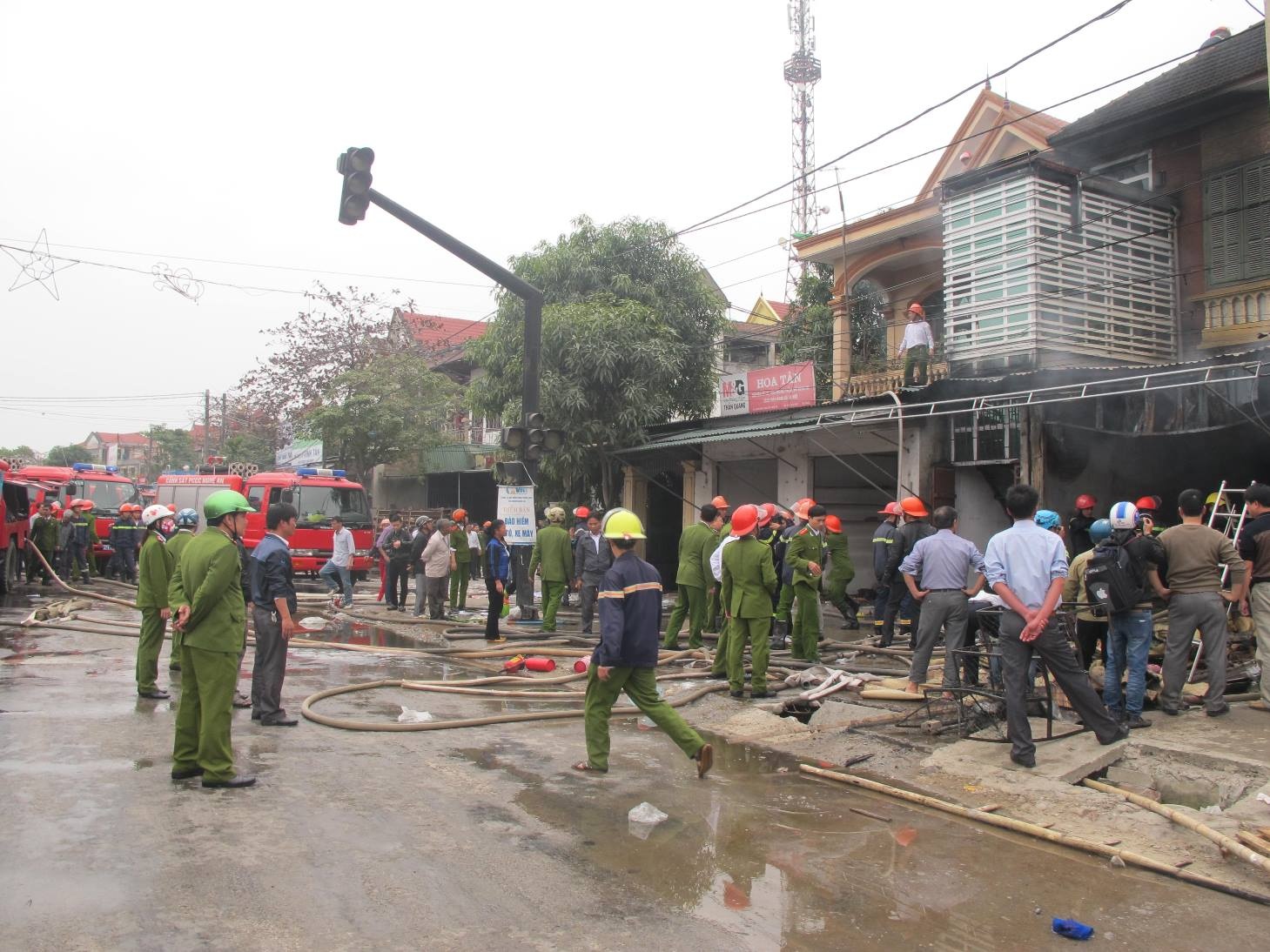 Ngay sau đó, hàng xóm đã gọi điện thông báo cho lực lượng cứu hỏa đến dập lửa đồng thời nhanh chóng dọn dẹp đồ đạc của nhà mình ra khỏi nhà phòng lửa cháy lan sang nhà mình.