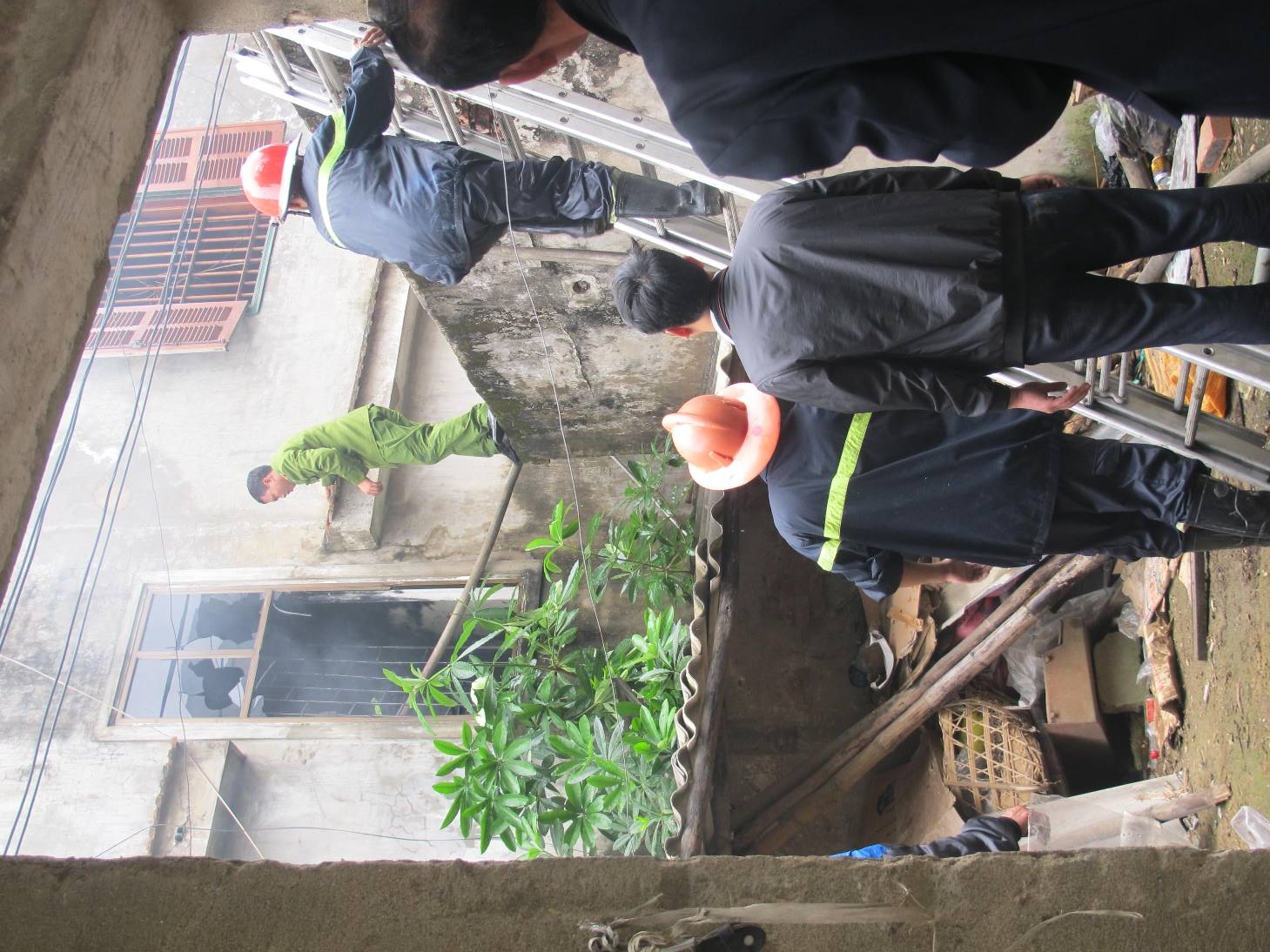 Cánh sát phá cửa tìm cách đột nhập vào bên trong ngôi nhà để dập lửa.