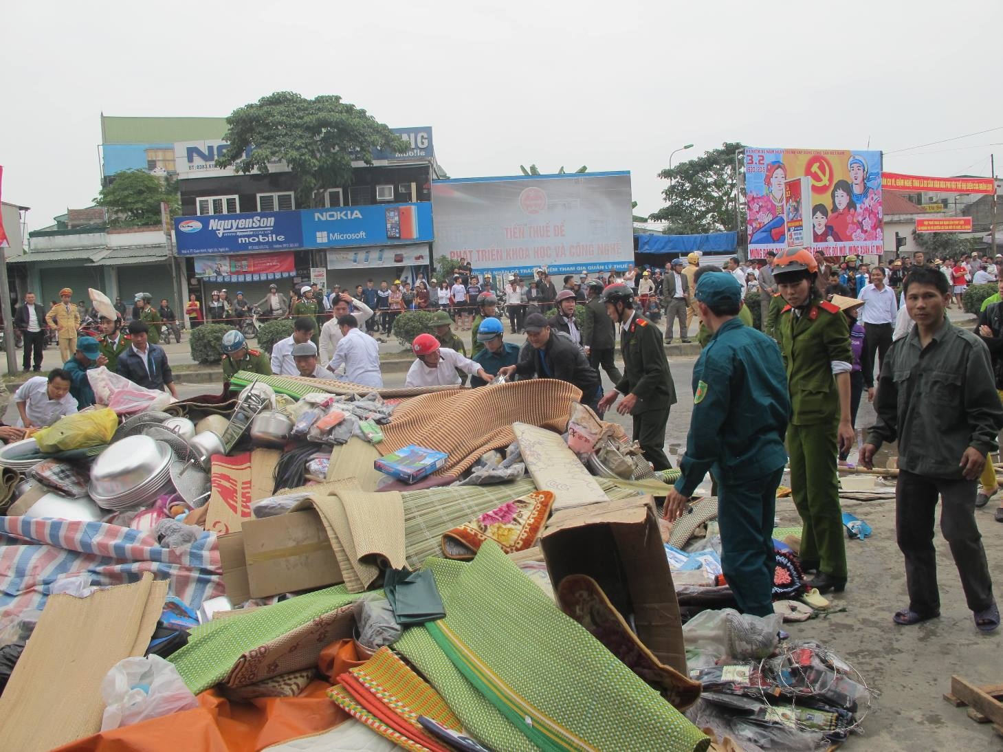 Gần 10 kiốt nằm hai bên ngôi nhà ông Tùng được các chiến sĩ công an và chủ nhà nhanh chóng đưa đồ đạc ra ngoài đề phòng đám cháy lan rộng ra. Đám cháy ngày càng lan rộng, khói bốc cao mù mịt. Người dân lưu thông trên tuyến quốc lộ 1A hiếu kỳ dừng lại xem gây ách tắc giao thông nghiêm trọng.