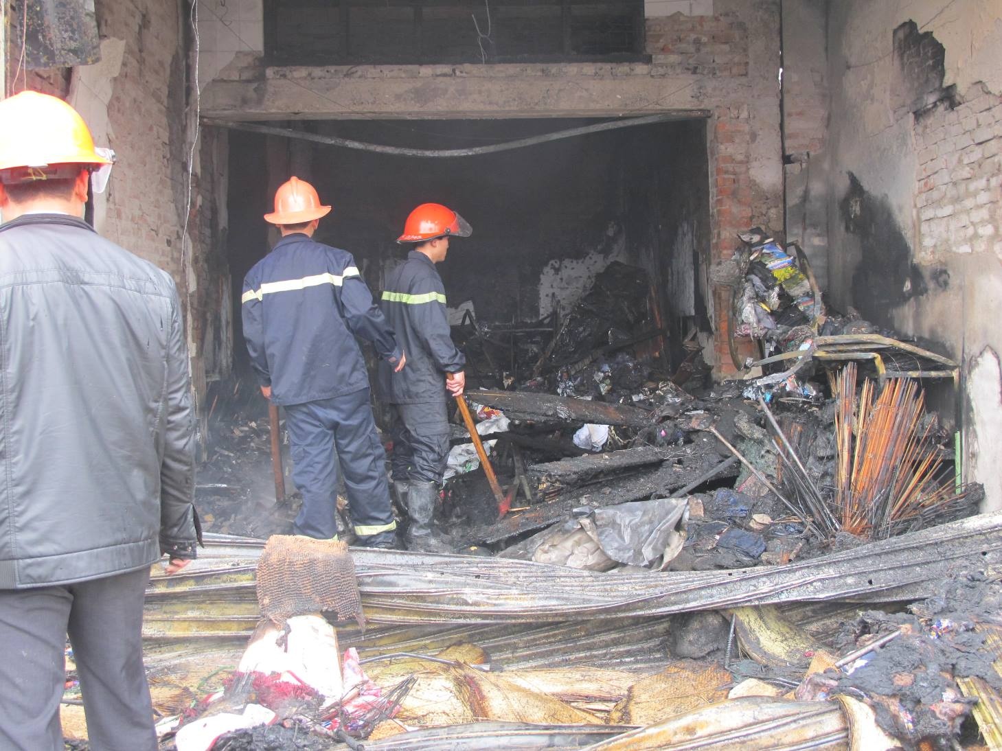 Theo Thượng tá Nguyễn Xuân Thủy, Trưởng Phòng cảnh sát PCCC số 2 thuộc sở Cảnh sát PCCC Nghệ An, thời điểm xảy ra cháy ngôi nhà không có người nên việc dập lửa gặp nhiều khó khăn. Các chiến sĩ phải phá cửa, trèo lên mái nhà, tìm cách để chui vào bên trong để dập lửa. 