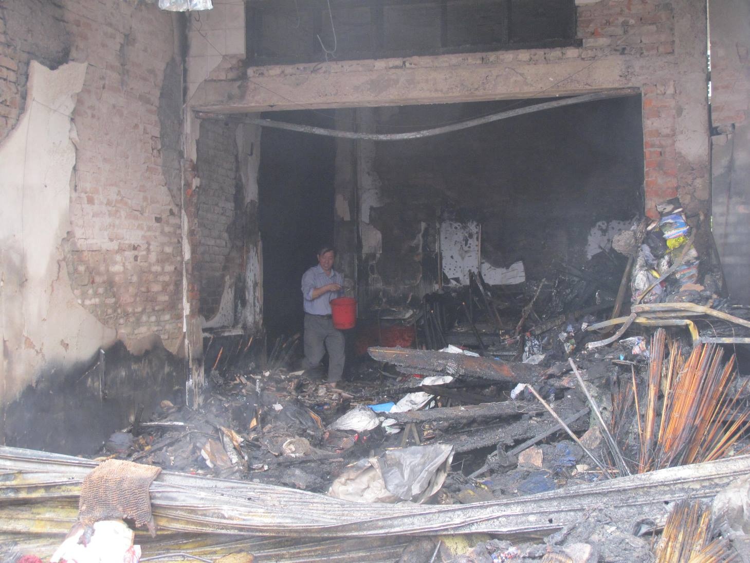 Sau khoảng 30 phút nỗ lực dập lửa, đám cháy cơ bản đã được khống chế. Tuy nhiên, ngôi nhà hai tầng cùng nhiều vật dụng trong gia đình bị lửa thiêu rụi như bàn ghế, hàng hóa, xe máy… . Ước tính thiệt hại hàng chục triệu đồng.