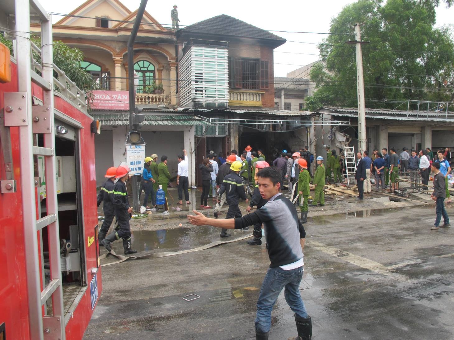 Khoảng 15 phút sau, Cảnh sát Phòng cháy chữa cháy (PCCC) Công an tỉnh Nghệ An điều 7 xe với 80 chiến sĩ phối hợp với 100 cảnh sát, dân quân huyện Nghi Lộc tham gia dập lửa. Do thời điểm xảy ra hỏa hoạn, chủ nhà không có mặt nên cảnh sát phải phá cửa dùng vòi phun nước vào điểm cháy.