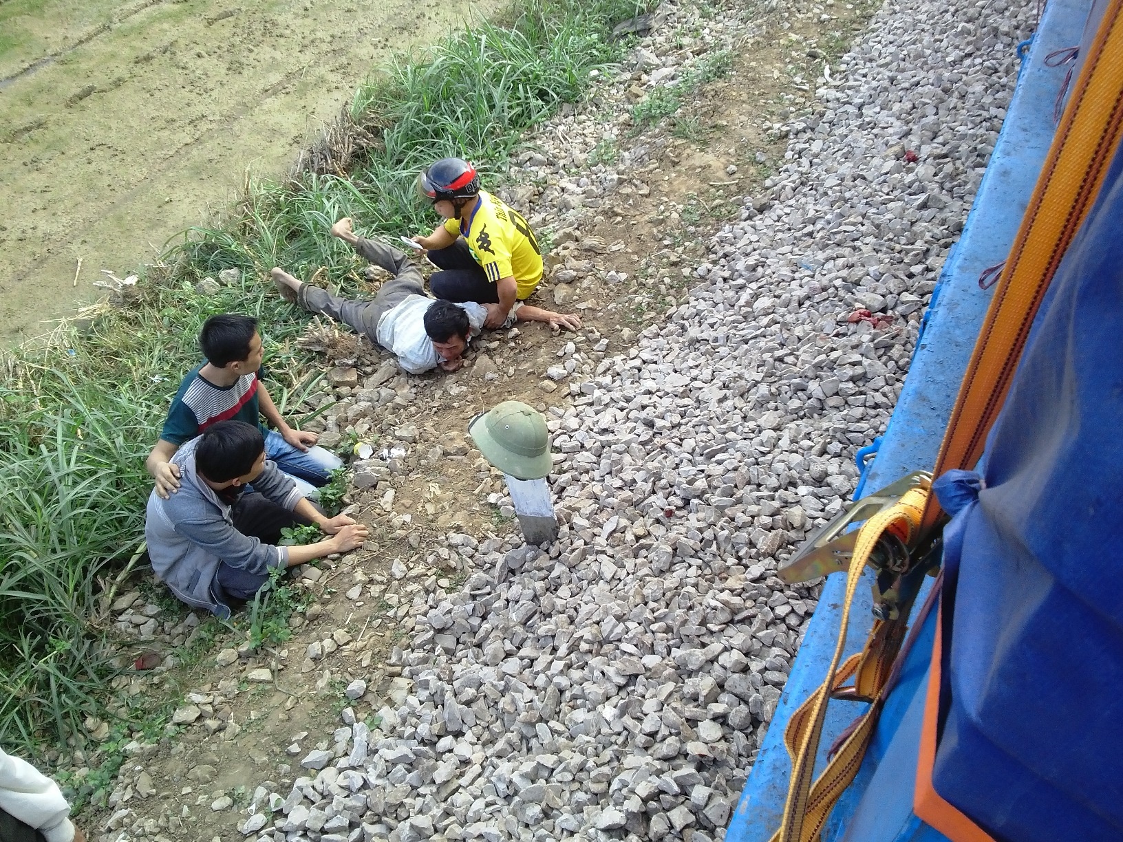 Bố nạn nhân Hường gào khóc khi hay tin con mình bị tàu hỏa cán tử vong.